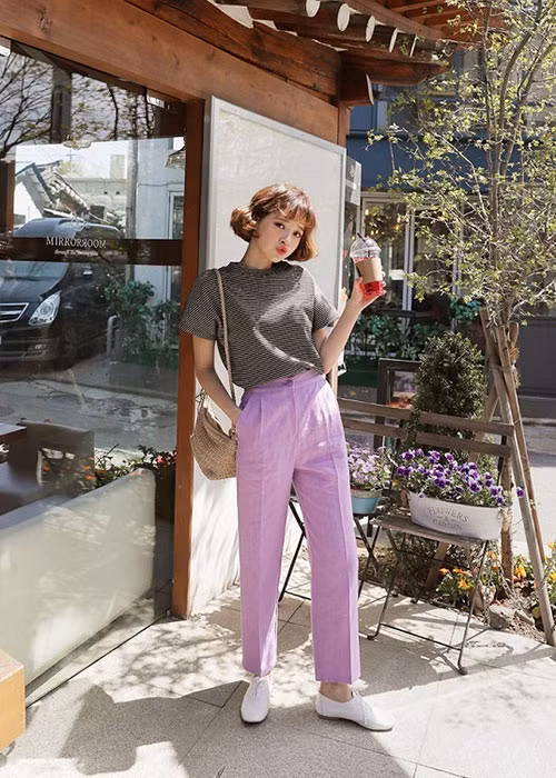Áo phông kẻ sọc ngang mix cùng quần vải tím và giày trắng buộc dây, một set đồ quá ư là nhanh gọn, không kén dáng mà lại phù hợp trong nhiều hoàn cảnh.