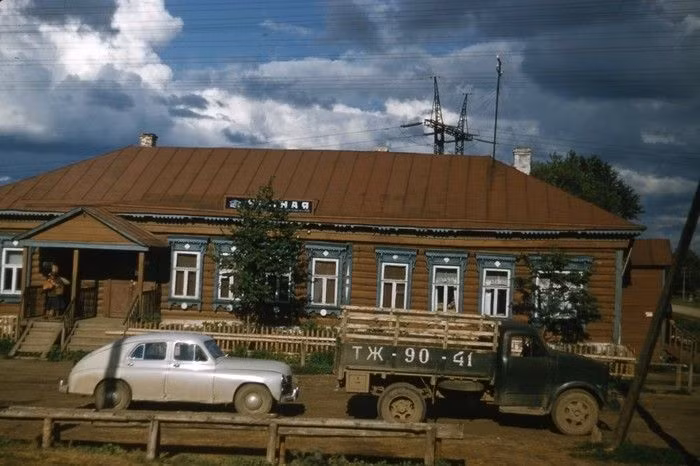 Ngôi nhà gỗ điển hình của người Liên Xô với nhiều cửa sổ.