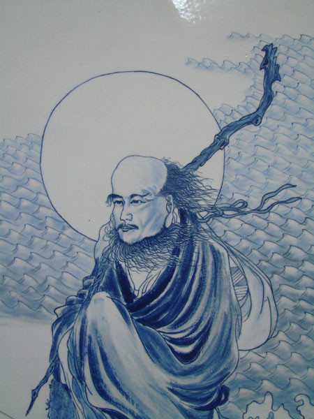 Bồ Đề Đạt Ma đã sử dụng tuyệt kỹ khinh công để vượt sông chỉ với một cọng cỏ lau. Người chứng kiến cảnh tượng kinh điển này là cao thủ Chí Thiện.