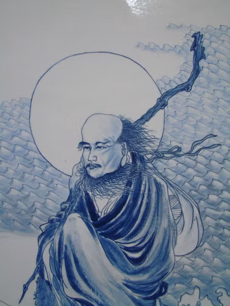 Bồ Đề Đạt Ma đã sử dụng tuyệt kỹ khinh công để vượt sông chỉ với một cọng cỏ lau. Người chứng kiến cảnh tượng kinh điển này là cao thủ Chí Thiện.