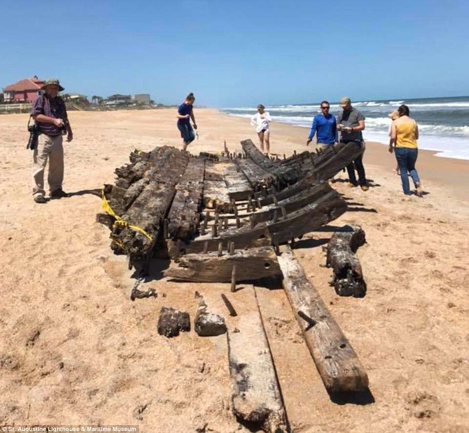 Ngay sau đó, các nhà nghiên cứu, chuyên gia khảo cổ đã tiếp cận con tàu để tiến hành kiểm tra.