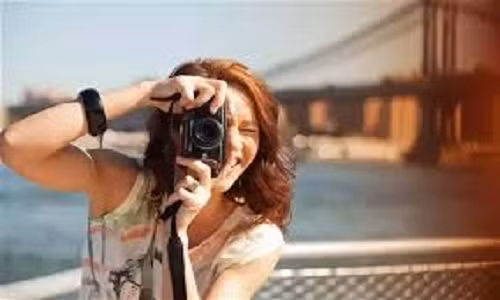 Điều này xuất phát từ quan niệm nếu 3 người cùng chụp ảnh chung thì người ở giữa sẽ chết trước. Do vậy, để "hóa giải" tình thế này, người ta mang thêm gấu bông hoặc một vật nào đó khi chụp ảnh 3 người.