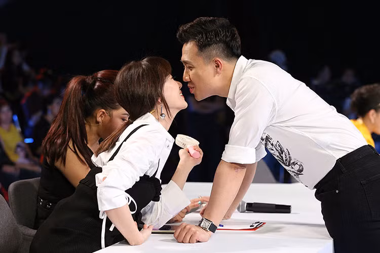 Hoài Linh còn chỉnh đốn luôn cả Trấn Thành - Hari Won. Tại trường quay, MC điển trai liên tục gọi Hari Won là “bà xã” tình tứ. Nghe thế, Hoài Linh liền nhắc nhở: “Ở đây chỉ có tôi được gọi Việt Hương là bà xã. Đề nghị Trấn Thành khi làm việc thì xưng “chị” đàng hoàng”.