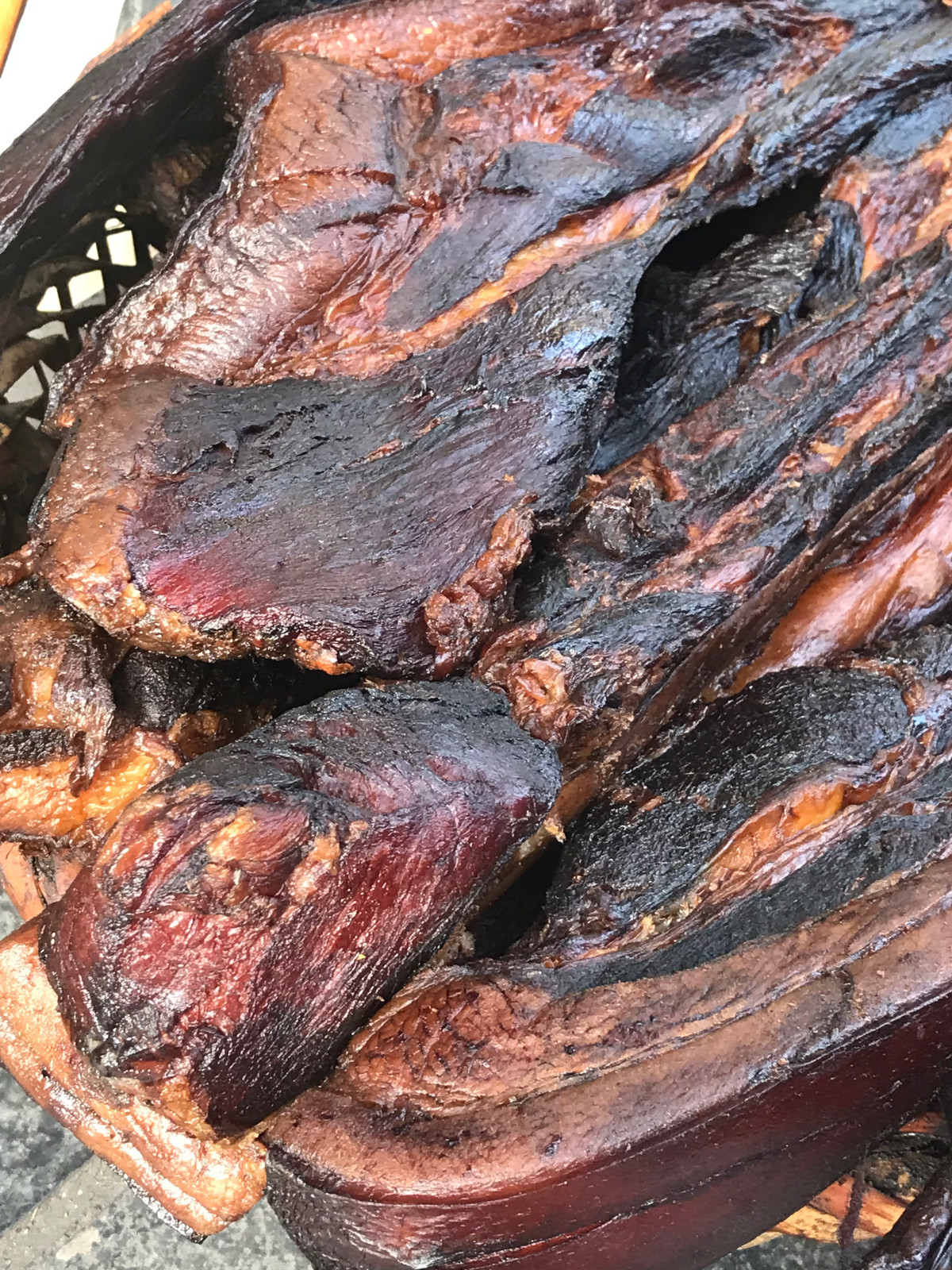 Từ sáng đến đêm, bạn đều có thể nhìn thấy những người bán rong với quang gánh trĩu trịt những tảng thịt hun khói, những chõ sáp ong, hoa quả như ô mai dầu, xoài, quít … Đặc sản của Phượng hoàng cổ trấn