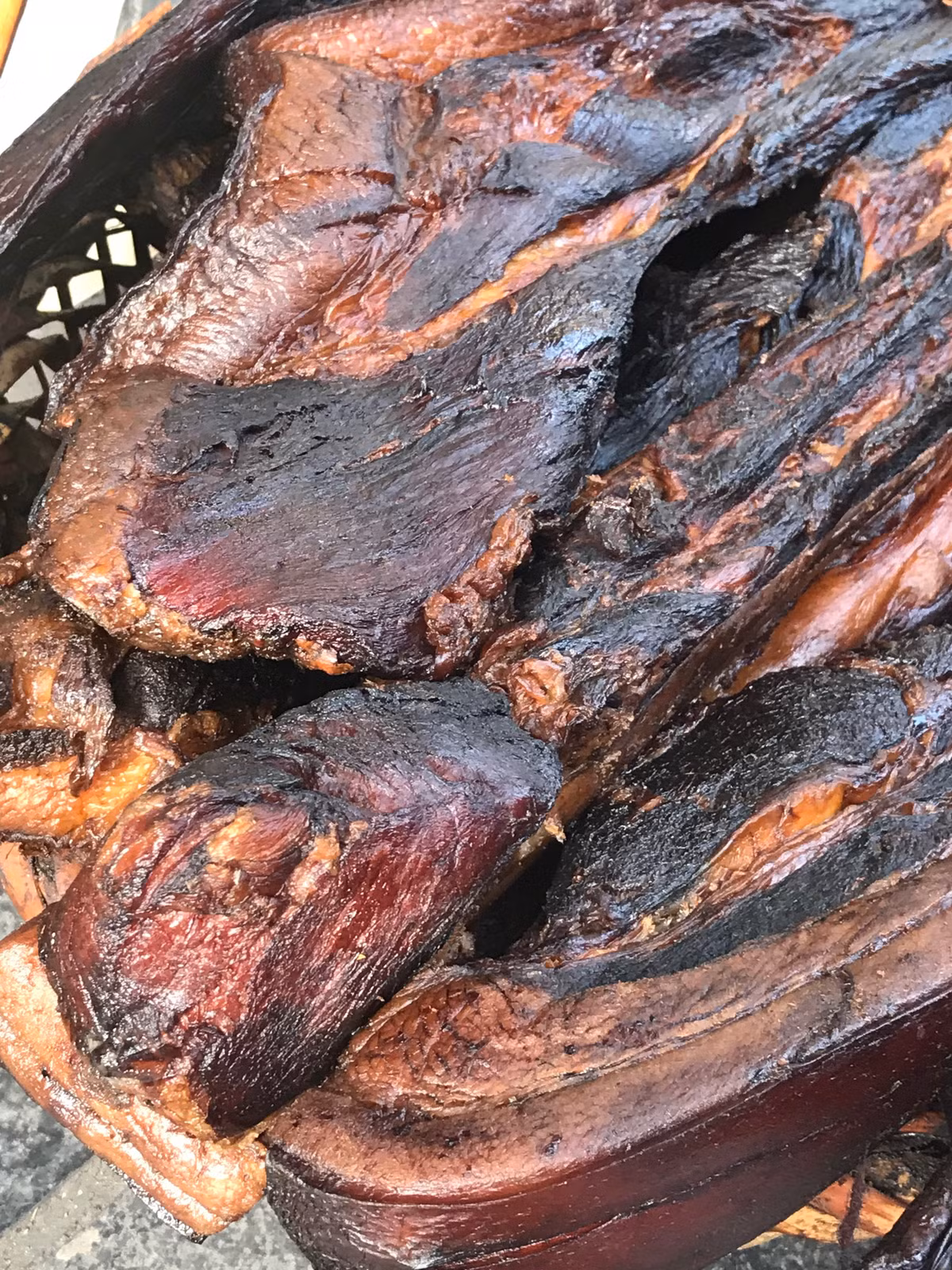 Từ sáng đến đêm, bạn đều có thể nhìn thấy những người bán rong với quang gánh trĩu trịt những tảng thịt hun khói, những chõ sáp ong, hoa quả như ô mai dầu, xoài, quít … Đặc sản của Phượng hoàng cổ trấn