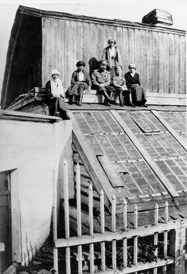 Cả gia đình Sa hoàng Nicholas II dành thời gian bên nhau khi sống ở Tobolsk. Mời quý độc giả xem video: Bốn thế hệ Hoàng gia Anh cùng chụp ảnh sau 120 năm (nguồn: VTC14)