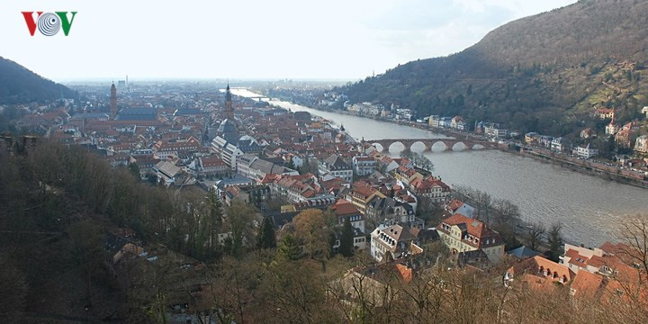 Trong suốt thế kỷ 19, một phần của tòa lâu đài đã được xây dựng lại và công việc này vẫn còn tiếp tục cho đến ngày nay. Tuy vậy, những thông điệp của thời gian mà tòa lâu đài mang trong mình vẫn được truyền tải nguyên vẹn tới khách thăm quan.