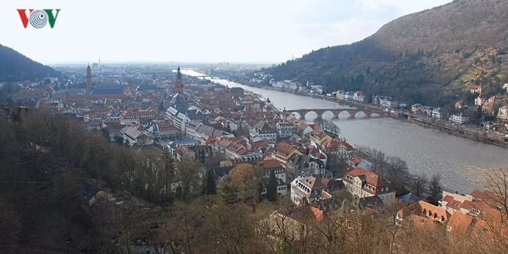 Trong suốt thế kỷ 19, một phần của tòa lâu đài đã được xây dựng lại và công việc này vẫn còn tiếp tục cho đến ngày nay. Tuy vậy, những thông điệp của thời gian mà tòa lâu đài mang trong mình vẫn được truyền tải nguyên vẹn tới khách thăm quan.