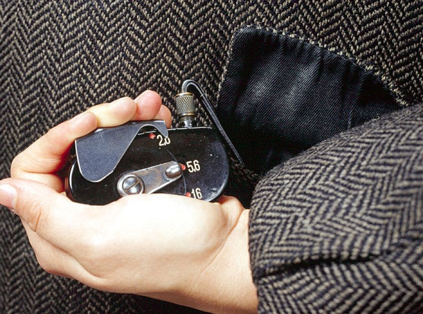 Ống kính của máy ảnh mini được thiết kế giống như chiếc khuy áo ngực. Nhờ có "bảo bối" này, điệp viên của Liên Xô có thể dễ dàng chụp một bức ảnh mà không bị đối phương phát hiện.