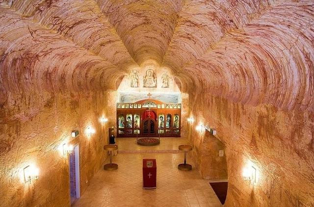 Trong thế giới hiện đại, Coober Pedy trở thành địa điểm chính cung cấp đá opal, song thành phố này lại nổi tiếng với du khách muốn đến đây trải nghiệm cuộc sống dưới lòng đất. Trong ảnh là một nhà thờ tuyệt đẹp trong thị trấn.