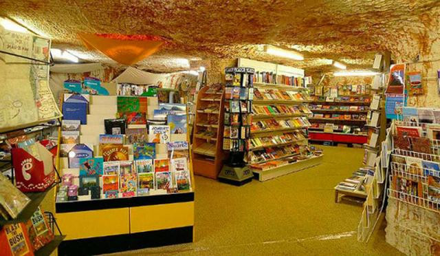 Tiệm sách phong phú dưới hầm.