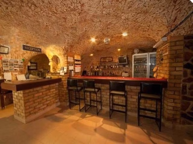 Du khách có thể thả mình thư giãn tại quán bar hoặc lên trên mặt đất chơi... golf.