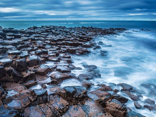 Nhờ vậy, nhiều cột đá bazan hình lục giác đồng đều một cách khó tin được hình thành, tạo nên cảnh quan ngoạn mục ở vùng biển Giant’s Causeway.