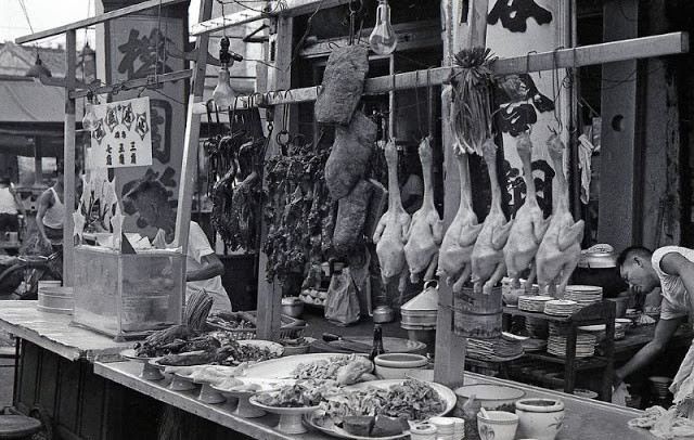 Một quán ăn trên đường phố Albert của Singapore.