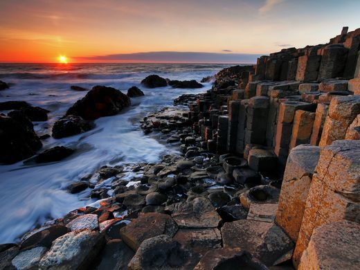 Nếu tốc độ nguội tương đối đồng đều và nhiệt từ dung nham tỏa ra ở những khoảng cân đối thì nó sẽ tạo ra những cột đá bazan hình lục giác.