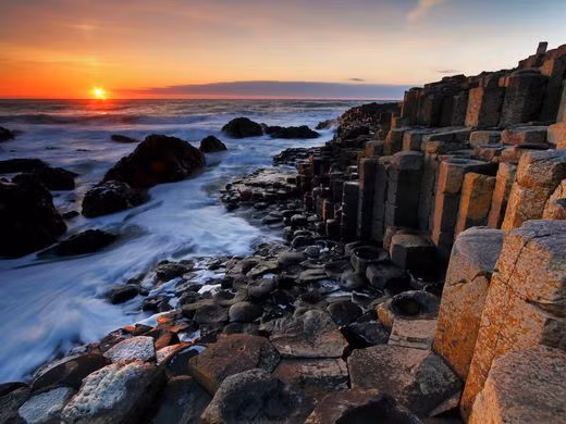 Nếu tốc độ nguội tương đối đồng đều và nhiệt từ dung nham tỏa ra ở những khoảng cân đối thì nó sẽ tạo ra những cột đá bazan hình lục giác.