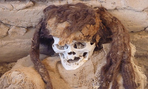 Khi đặt chân đến nghĩa trang cổ xưa này, du khách không khỏi giật mình khi nhìn thấy những xác ướp "mỉm cười" trắng xóa.