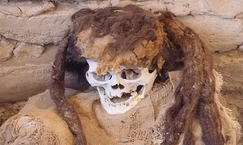 Khi đặt chân đến nghĩa trang cổ xưa này, du khách không khỏi giật mình khi nhìn thấy những xác ướp "mỉm cười" trắng xóa.