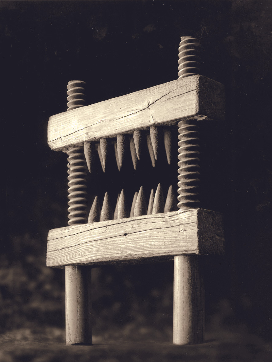 Cụ thể, đao phủ sẽ lắp dụng cụ cắt đầu gối vào mặt trước và sau của đầu gối tù nhân. Kế đến, đao phủ xoay đinh và hai đầu gỗ để chúng siết chặt vào nhau. Hậu quả là đầu gối của phạm nhân sẽ bị tổn thương nghiêm trọng.