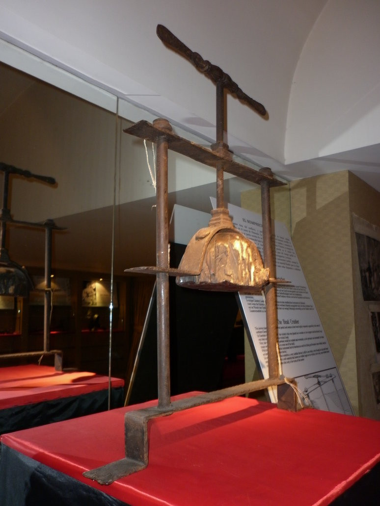 Ngay khi đao phủ xoay đinh, vật nặng trên máy nghiền đầu sẽ rơi xuống và nghiền nát phần đầu của phạm nhân.