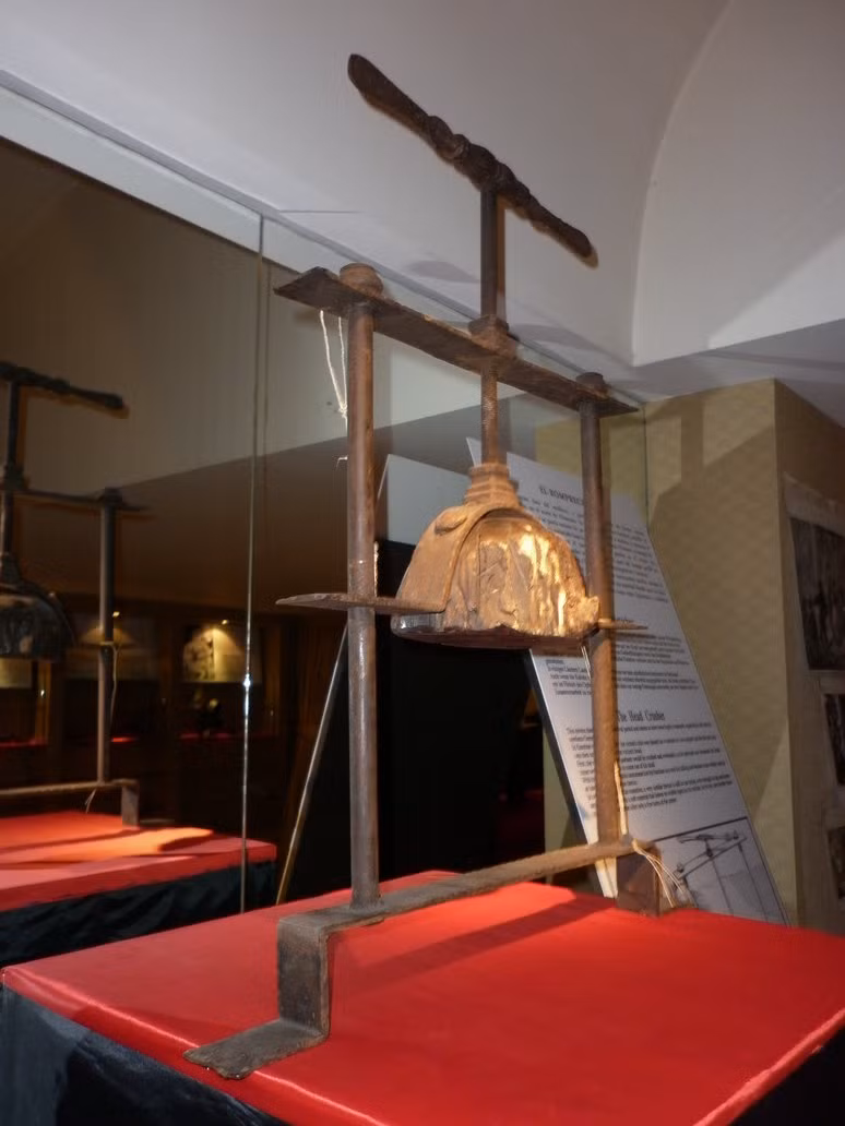 Ngay khi đao phủ xoay đinh, vật nặng trên máy nghiền đầu sẽ rơi xuống và nghiền nát phần đầu của phạm nhân.