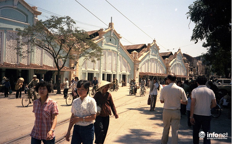 Đoàn tàu điện chạy ngang qua chợ Đồng Xuân năm 1980, một hình ảnh hoài niệm về một thời xưa cũ đã qua.