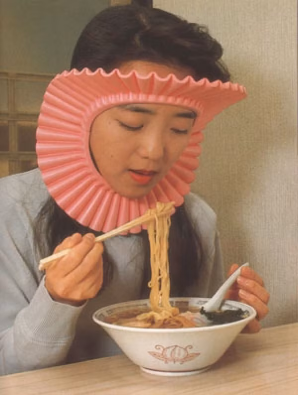 Phát minh "mặt nạ" này giúp bạn thưởng thức các món ăn như mì mà không lo sẽ bắn thức ăn lên đầu hay tóc.