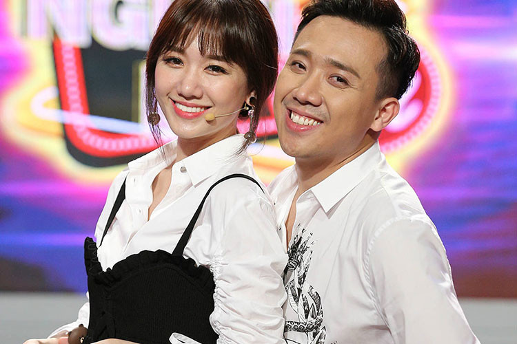 Nghe lời Hoài Linh, Trấn Thành gọ Hari Won là dì và được vợ gọi lại là “con”. Thậm chí, Hari Won còn mắng chồng “làm MC kỳ cục, chuyên chặt chém vợ”.