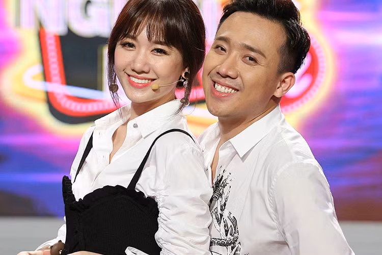 Nghe lời Hoài Linh, Trấn Thành gọ Hari Won là dì và được vợ gọi lại là “con”. Thậm chí, Hari Won còn mắng chồng “làm MC kỳ cục, chuyên chặt chém vợ”.