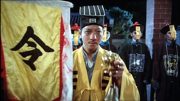 Một người mới qua đời nhưng trong lòng còn chất chứa nhiều oán hận nên oán khí tích tụ trong người. Sau khi bị yểm bùa, thi thể chôn cất trong một thời gian dài mà không thối rữa thì xác chết sẽ biến thành cương thi.