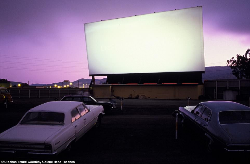 Người dân Mỹ xem phim tại rạp chiếu ngoài trời năm 1988.