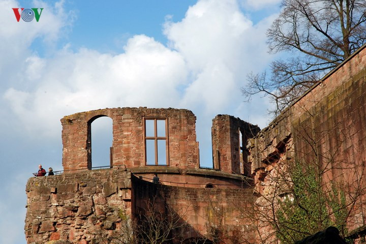 Lâu đài Heidelberg cũng cho thấy sự hiện diện của kiến trúc Baroque trước khi kiến trúc này trở thành phổ biến ở Đức.