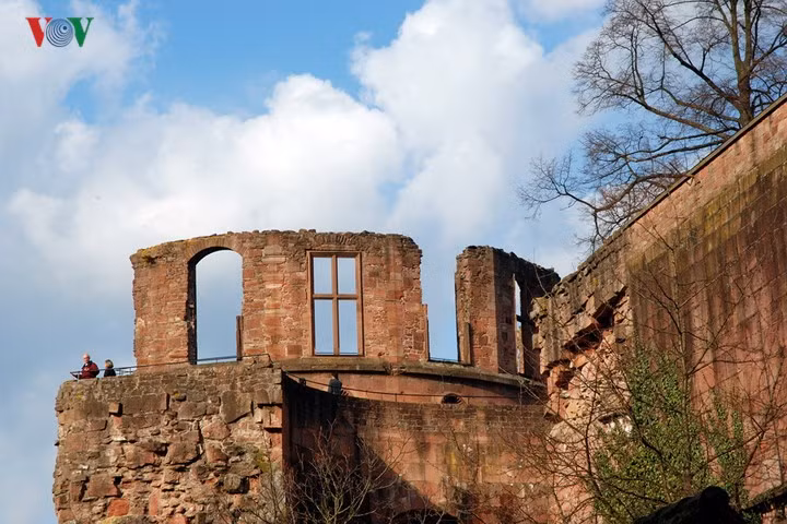 Lâu đài Heidelberg cũng cho thấy sự hiện diện của kiến trúc Baroque trước khi kiến trúc này trở thành phổ biến ở Đức.