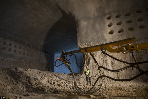 Để có đủ chi phí thực hiện dự án, một số ngôi mộ đã được bán.