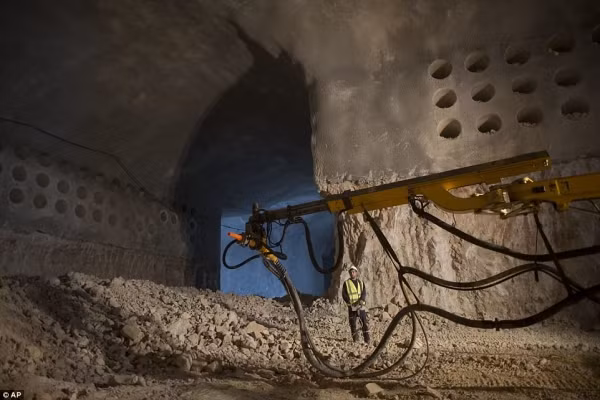 Để có đủ chi phí thực hiện dự án, một số ngôi mộ đã được bán.