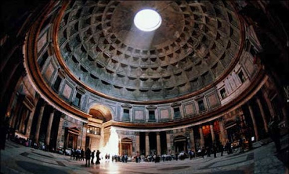 Bên trong đền Pantheon có mộ của danh họa Raphael, mộ vị vua đầu tiên của nước Italia là Emanuele II cũng như mộ của vua Umberto I và hoàng hậu Margherita.