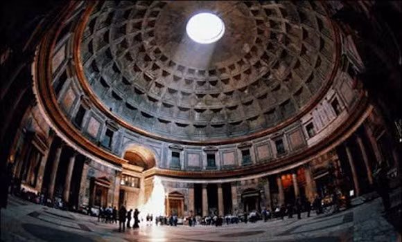 Bên trong đền Pantheon có mộ của danh họa Raphael, mộ vị vua đầu tiên của nước Italia là Emanuele II cũng như mộ của vua Umberto I và hoàng hậu Margherita.