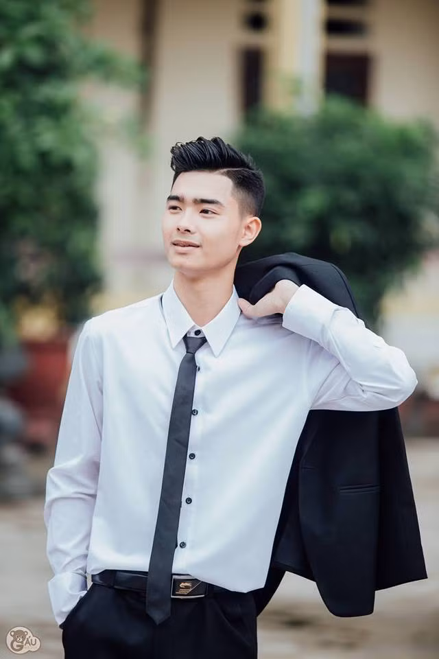 Không chỉ mỗi Tùng Dương, mà cư dân mạng còn thả tim rần rần cho những bức ảnh kỷ yếu của các chàng trai còn lại từng xuất hiện trong đoạn clip trên. Còn đây là cậu bạn Nguyễn Quang. 