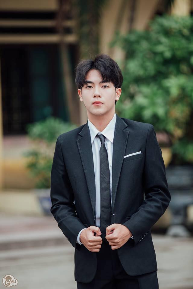 Mới đây, các cô gái bỗng dưng bất ngờ khi thấy Tùng Dương - chàng hot boy được chú ý thứ nhì (sau lớp trưởng) trong clip bỗng ”tái xuất” với ảnh kỷ yếu siêu lung linh.