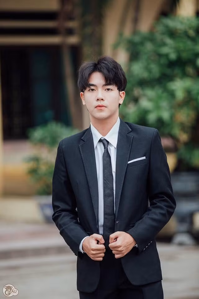 Mới đây, các cô gái bỗng dưng bất ngờ khi thấy Tùng Dương - chàng hot boy được chú ý thứ nhì (sau lớp trưởng) trong clip bỗng ”tái xuất” với ảnh kỷ yếu siêu lung linh.