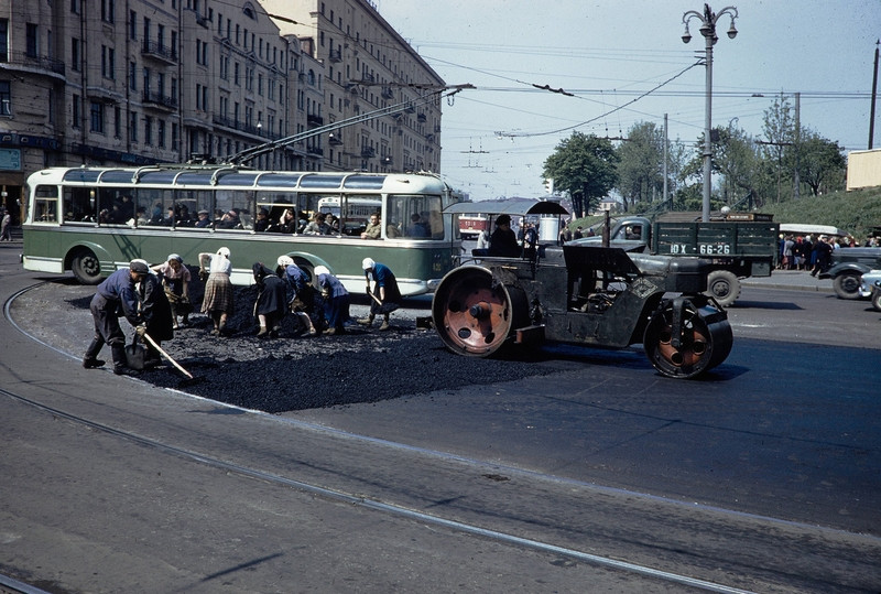 Công việc làm đường xá khá vất vả đối với nam công nhân thế nhưng phụ nữ Liên Xô không ngại khó khăn và làm việc chăm chỉ như mọi người.