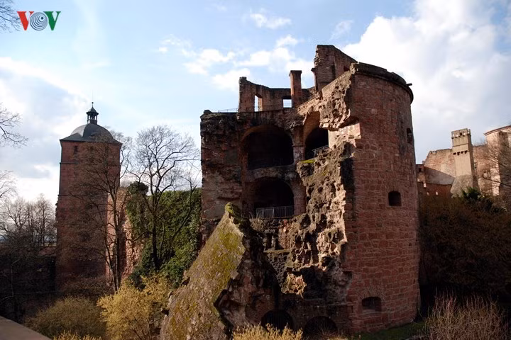 Từ thời vua Elector Ludwig V (1508-1544), tòa lâu đài đã mang dáng dấp như những phần còn tồn tại cho tới ngày nay. Đó là những ngôi tháp tròn kiên cố xây dựng liền với tường lâu đài, khu thư viện…