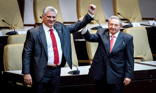 Ông Miguel Díaz Canel (trái) mới được bầu làm Tân Chủ tịch Cuba. Ảnh: REUTERS.
