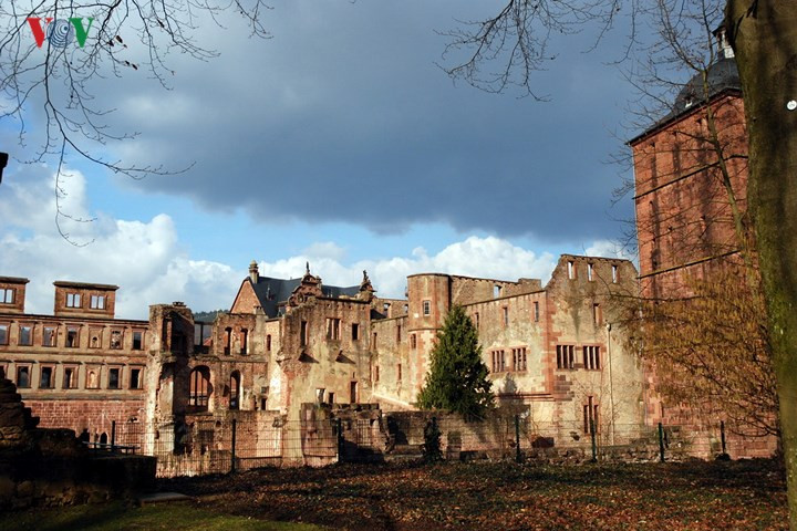 Vua Elector Friedrich IV (1592-1610) đã kết hợp kiến trúc Phục hưng - Baroque bằng việc xây dựng thêm khoảng sân rộng phía trước lâu đài, từ đó có thể nhìn toàn cảnh thành phố Heidelberg.