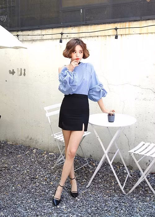 Một chút biến tấu của sơ mi tay bồng, với chi tiết lệch vai vô cùng duyên dáng, các bạn gái có thể mix nó cùng với một chiếc chân váy ôm sát có tông màu trầm để góp phần tôn lên đôi chân dài cùng bờ vai thon thả của mình.