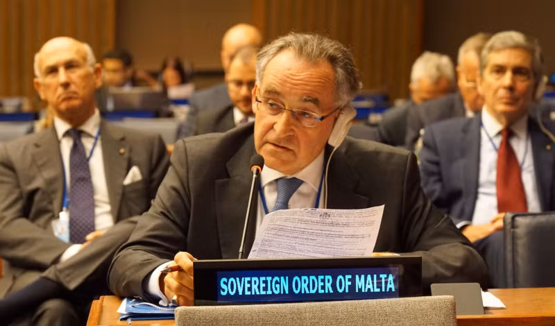  Quốc gia này đã thiết lập quan hệ ngoại giao với 107 nước và Liên minh châu Âu, đồng thời là giám sát viên thường trực của Liên Hiệp Quốc. Ngôn ngữ chính thức của quốc gia này là tiếng Italy.