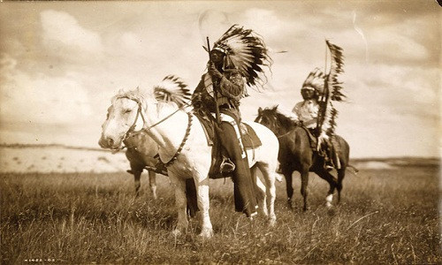 Một trong những câu nói nổi tiếng đầy ý nghĩa của người da đỏ là: “Cái chết không tồn tại, chỉ có sự luân chuyển giữa các thế giới”. Câu nói bất hủ này là của bộ lạc Duwamish.