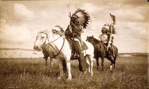 Một trong những câu nói nổi tiếng đầy ý nghĩa của người da đỏ là: “Cái chết không tồn tại, chỉ có sự luân chuyển giữa các thế giới”. Câu nói bất hủ này là của bộ lạc Duwamish.