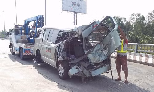 Tai nan kinh hoang tren cao toc, tai xe chet ket trong cabin