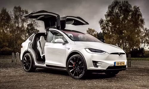 1. Tesla Model X P100D: Đây chiếc xe điện duy nhất trong danh sách những mẫu SUV tăng tốc nhanh nhất năm 2018. Xe trang bị khối pin 100 kWh, tầm hoạt động 465 km mỗi lần sạc đầy. Xe có 2 động cơ điện, tổng công suất 761 mã lực, cho khả năng tăng tốc 0-100 km/h chỉ trong 2,9 giây. Tại Mỹ, Tesla Model X P100D có giá 140.000 USD.